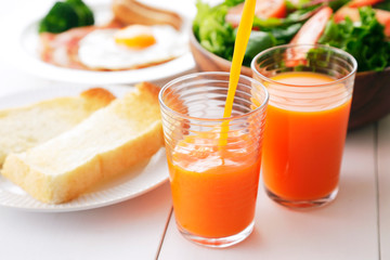 野菜ジュース　朝食イメージ　Carrot juice and breakfast image