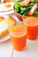 野菜ジュース　朝食イメージ　Carrot juice and breakfast image