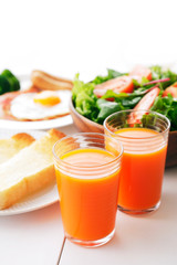 野菜ジュース　朝食イメージ　Carrot juice and breakfast image