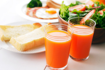 野菜ジュース　朝食イメージ　Carrot juice and breakfast image