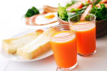 野菜ジュース　朝食イメージ　Carrot juice and breakfast image