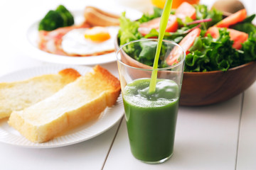 青汁　朝食イメージ　Green juice and breakfast image