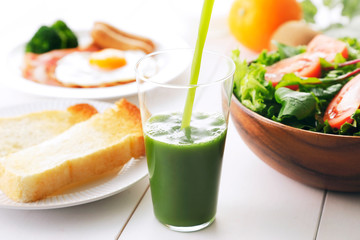 青汁　朝食イメージ　Green juice and breakfast image