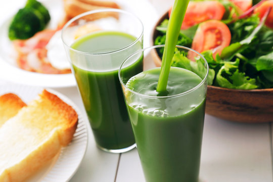 青汁　朝食イメージ　Green juice and breakfast image