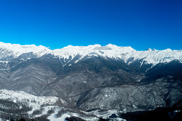 Fototapeta na wymiar Views of beautiful snowy mountain and blue clear sky in ski resort.