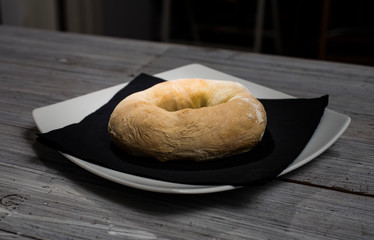 Baggel servido sobre servilleta negra