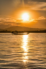 Fototapeta na wymiar Sonnenuntergang über dem Irrawaddy
