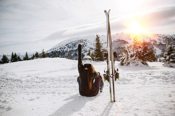 Female skier resting on the ski slope - obrazy, fototapety, plakaty