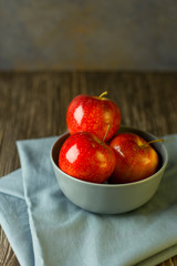 Fototapeta na wymiar red apples on the table