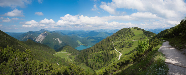 Fototapeta na wymiar Schöner Höhenweg am Herzogstand mit toller Aussicht