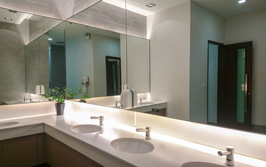 Faucets with washbasin and big mirror - obrazy, fototapety, plakaty
