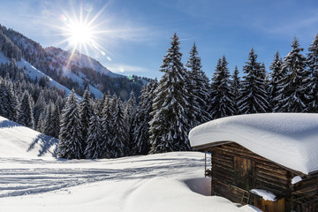 Verschneite Hütte im Winter am Berg