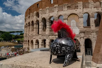 Foto op Canvas metalen gladiator roer op Rome Colosseum achtergrond © Andrea Izzotti
