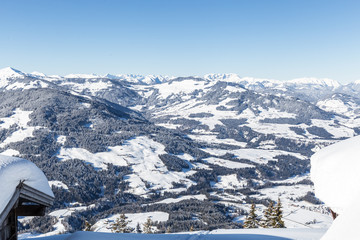 Panorama im Winter mit blauem Himmel