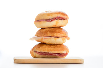 Tres panecillos rellenos de jamón en fondo blanco