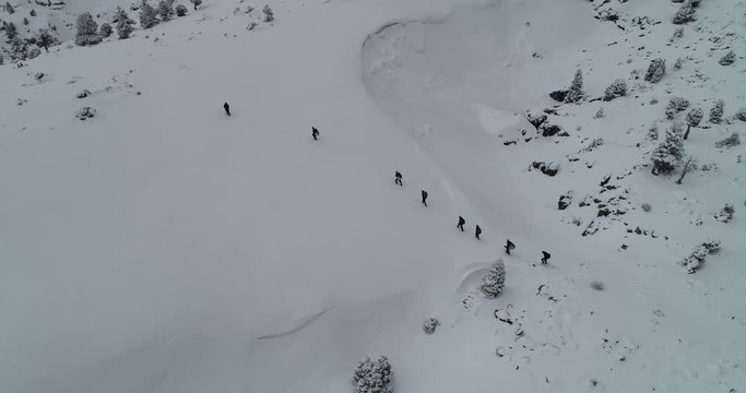 compatible mountaineer team, extreme climbers, crossing challenging areas