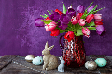 Bunte Tulpen mit Dekoration