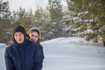 Fototapeta na wymiar young couple walking in winter park