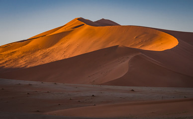 Fototapeta na wymiar Sunset on the dunes - Sossusvlei