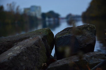 Steine am Main im Sonnenuntergang bei Schweinfurt