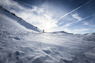 Skitour mit Winterlandschaft und Sonne