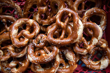 Oktoberfest Brezen zum essen frisch vom Bäcker aus München in Deutschland  