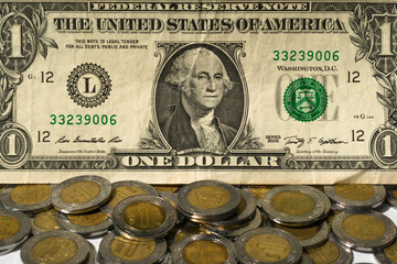 Hay en la mesa muchos pesos y un dólar fuerte.