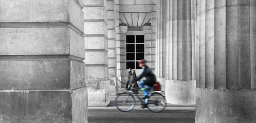 ciclista entre columnas viena IMG_7671-A19