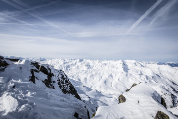 Ausblick über die Alpen im Winter unter blauem Himmel