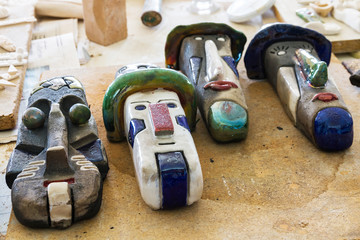 Figuras artisticas de ceramica gres con la tecnica de raku con aspecto humano en la mesa del ceramista - obrazy, fototapety, plakaty