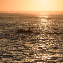 Fischer in Gegenlicht der Morgensonne in der Bretagne in Frankreich