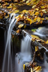 Tretstein Wasserfall im Herbst als Langzeitbelichtung mit Herbstlaub, bei Hammelburg, Bad Kissingen, Bayern, Deutschland