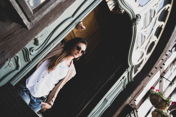 Frau mit Sonnenbrille