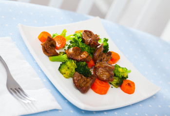 Roasted chicken hearts with broccoli and carrots
