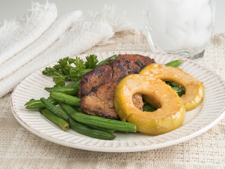 Meat Medallions with Green Beans and Apples
