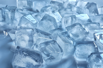 Obraz premium Pile of ice cubes on color background, closeup