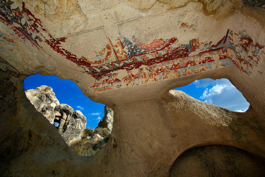 Kappadokien, Tuerkei, anatolische Tuffstein Landschaft bei Goereme, im Inneren einer Felskirche, Fresken