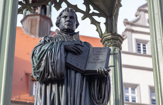 Denkmal von Martin Luther auf dem Marktplatz von Wittenberg, Sachsen-Anhalt, Deutschland
