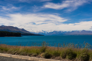 Obraz premium Lake Pukaki view from Glentanner Park Centre near Mount Cook, on a background of blue sky with clouds, snowy Southern Alps