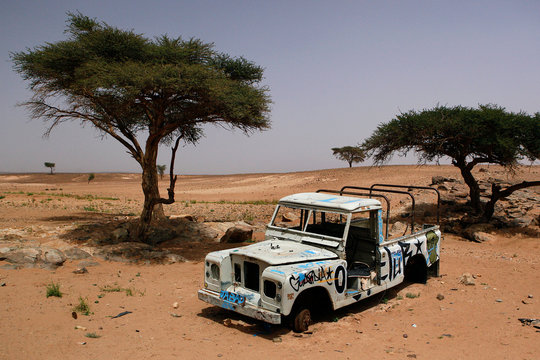Marokko, M`Hamid, Erg Chegaga / Erg M`Hazil, Sahara, verlassener Landrover