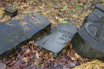 zerbrochene Grabsteine