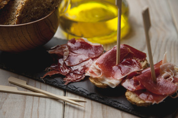deliciosa tapa de jamón serrano