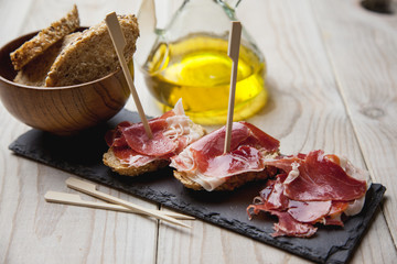 Pan tostado con jamón serrano