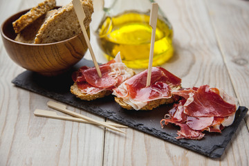 Aperitivo de jamón serrano y pan tostado