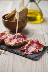Tapa española con jamón serrano