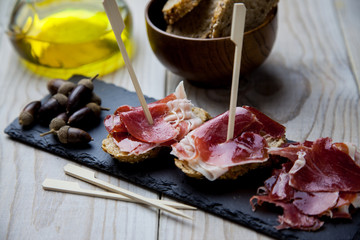 Delicioso aperitivo de jamón serrano