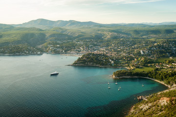 Fototapeta premium Ausblick von den Klippen auf Cassis bei Sonnenuntergang