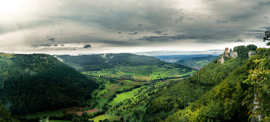 Schwäbische Alb panorama mit Burgruine Reußenstein in der Nähe von Kirchheim unter Teck