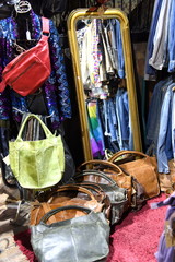 Stand mit Designer-Taschen und Vintage-Kleidung