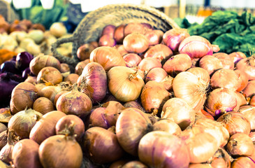  bulb onion on market counter